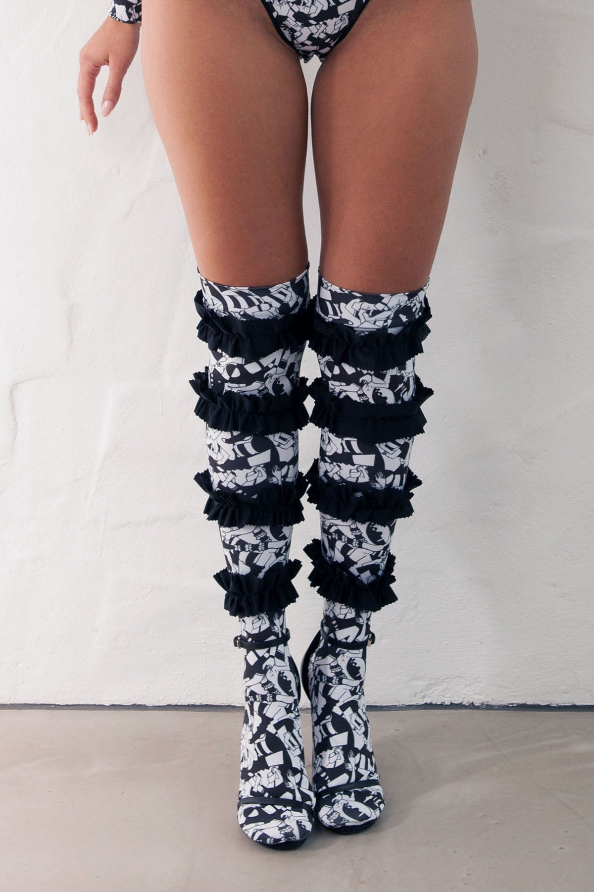 HORIZONTAL RUGBY Ruffle Stockings Black