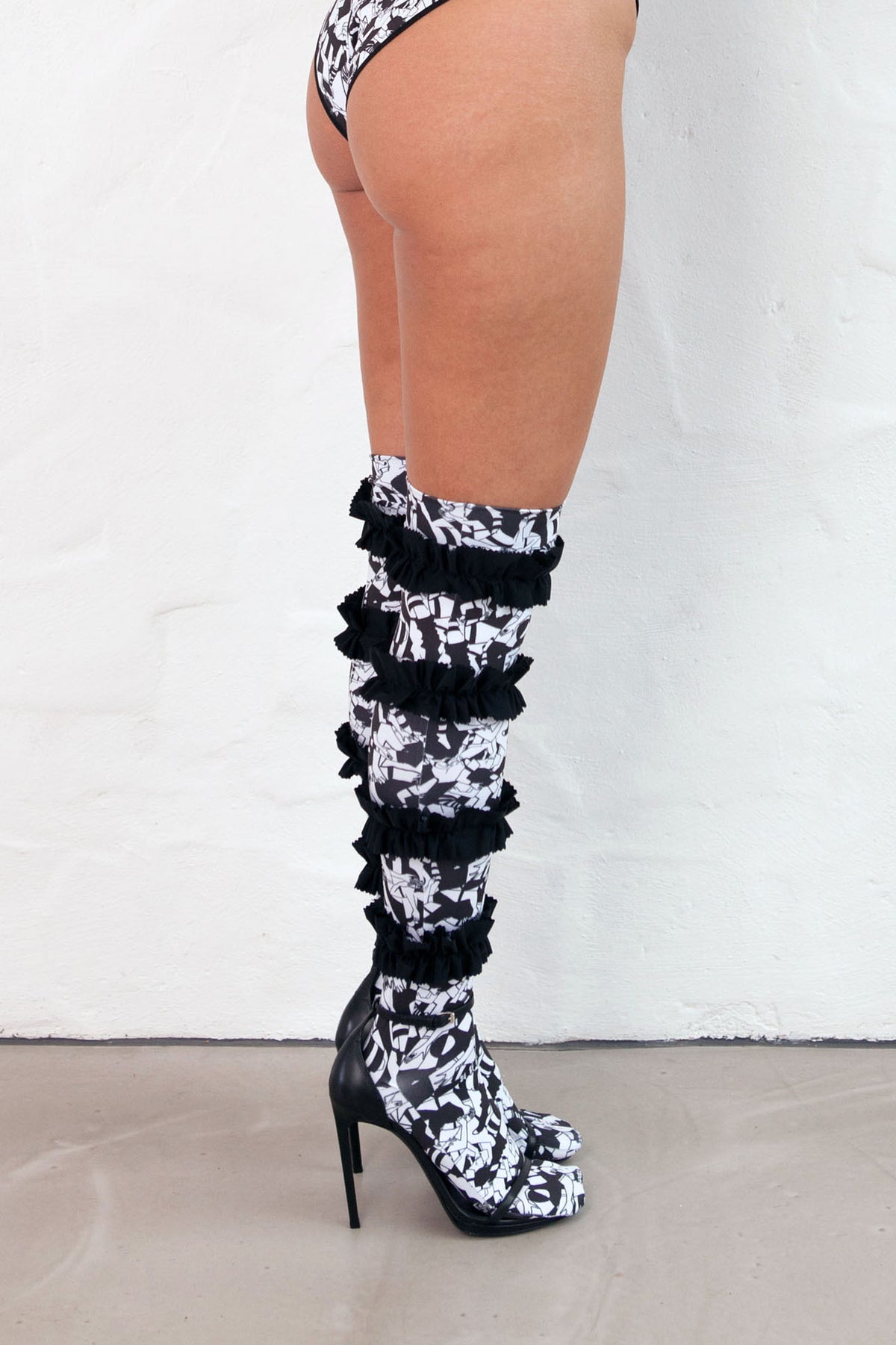 HORIZONTAL RUGBY Ruffle Stockings Black